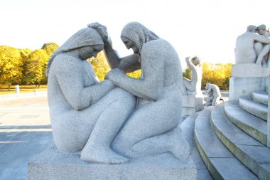 Oslo - Norveç - 18 Ekim 2015: Vigeland'da bronz çeşme