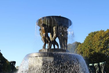 Oslo - Norveç - 18 Ekim 2015: Vigeland'da bronz çeşme