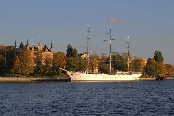 STOCKHOLM, SUECIA - 15 de octubre de 2015: El viejo barco y el viejo buliding en — Foto de Stock