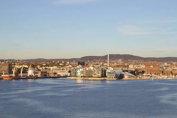 Oslo, Noorwegen-18 oktober 2015: uitzicht op de stad Oslo voor zonsondergang in een — Stockfoto