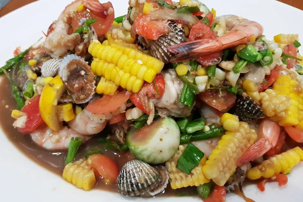 Πικάντικο ταϊλανδέζικο μείγμα θαλασσινών και λαχανικών σαλάτα — Φωτογραφία Αρχείου