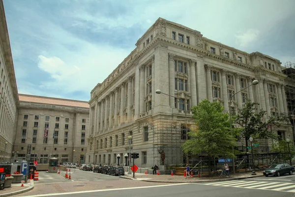 Washington, dc-juni 14.2018: klassizistisches gebäude in der nähe der straße — Stockfoto