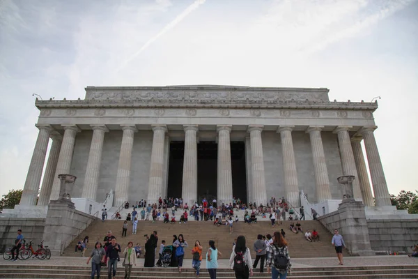 Washington DC, USA-12 czerwca 2018: ludzie odwiedzają Abrahama L — Zdjęcie stockowe