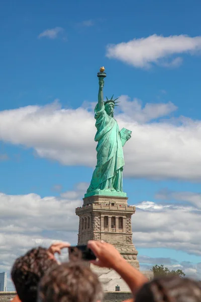 New York, États-Unis-15 juin 2018 : Touriste prendre une photo de la Statue de Lib — Photo