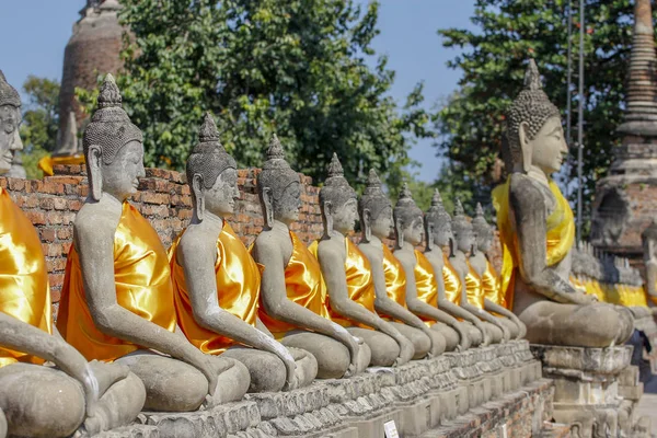 Buddhovo postavení ve starostarém chrámu v Ajutthaja historická par — Stock fotografie