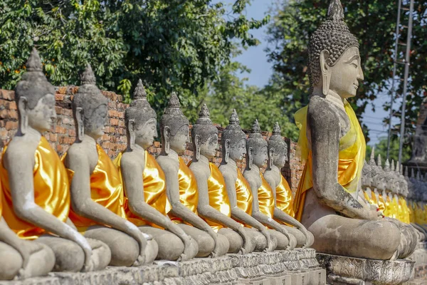 Buddhovo postavení ve starostarém chrámu v Ajutthaja historická par — Stock fotografie