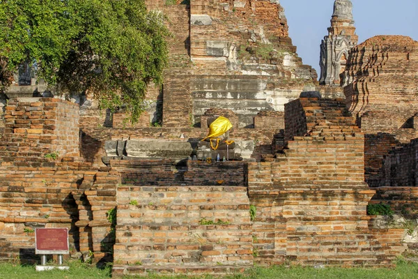 Starověký chrám v historickém parku Ajutthaja v Thajsku — Stock fotografie