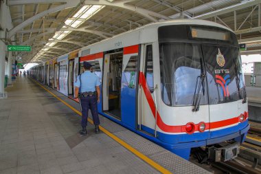 Bangkok,tayland-25 Temmuz 2015:Bts tren durağı ve açık yapmak