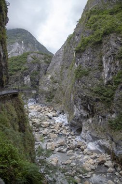 Tayvan 'daki yağmur fırtınasından sonra Taroko Milli Parkı' ndaki karanlık nehir..