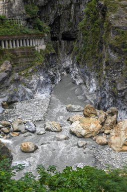 Tayvan 'daki yağmur fırtınasından sonra Taroko Milli Parkı' ndaki karanlık nehir..