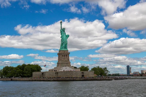 Нью-Йорк, США-15 июня 2018 года: Туристический визит в Статую Свободы — стоковое фото