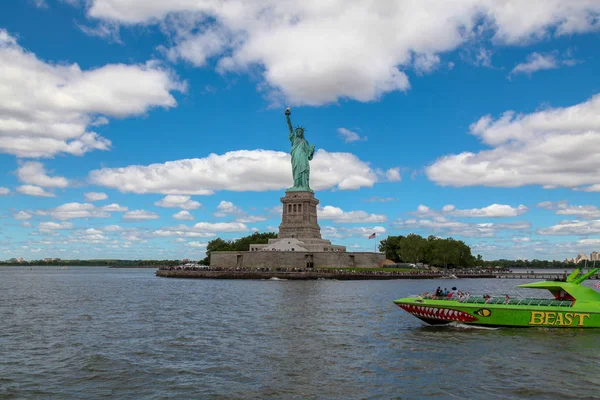 New York, États-Unis-15 juin 2018 : Le bateau vert devant le Statu — Photo