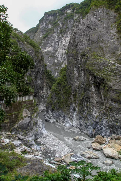 Tayvan 'daki yağmur fırtınasından sonra Taroko Milli Parkı' ndaki karanlık nehir.. — Stok fotoğraf