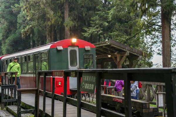 Alishan, taiwan-octubre 14,2018: parada de tren rojo en el día de niebla en al — Foto de Stock