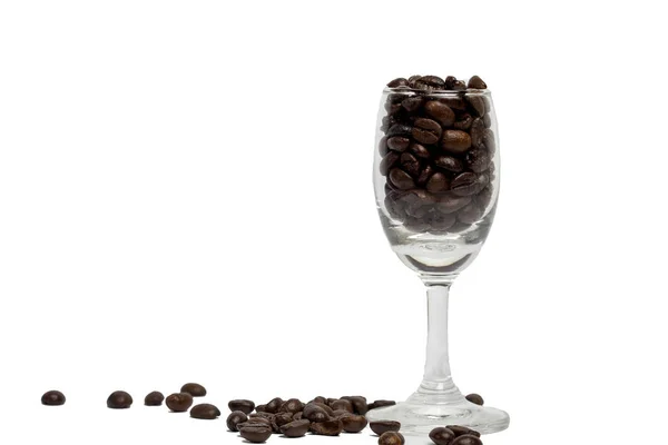 Graine de café expresso en verre à vin et graines sur fond blanc — Photo