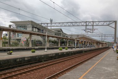Xincheng,tayvan-16 Ekim 2018 :Yeni tren yolunda birkaç kişi 