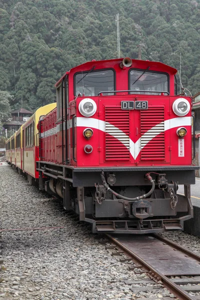 Alishan, Tajwan-15 października 2018: stary czerwony pociąg w Alishan line — Zdjęcie stockowe