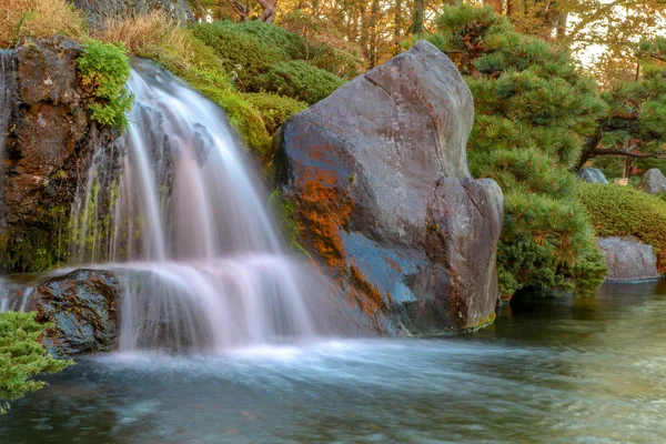 Cerrar hermosa cascada y hoja de color de cambio de bosque en au — Foto de Stock
