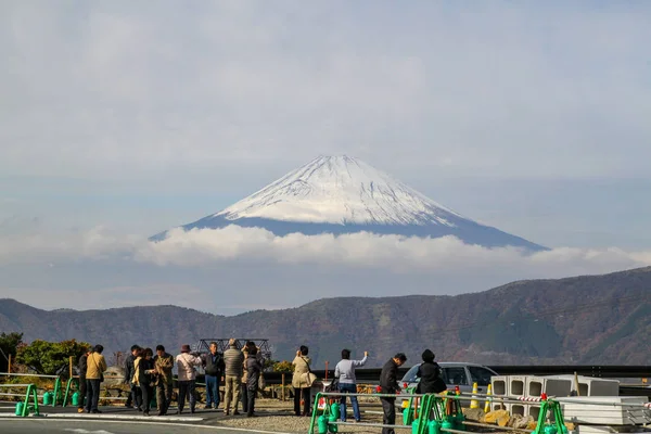 Kawaguchi, japan-november 13.12.2012: man fotografiert den fuji moun — Stockfoto