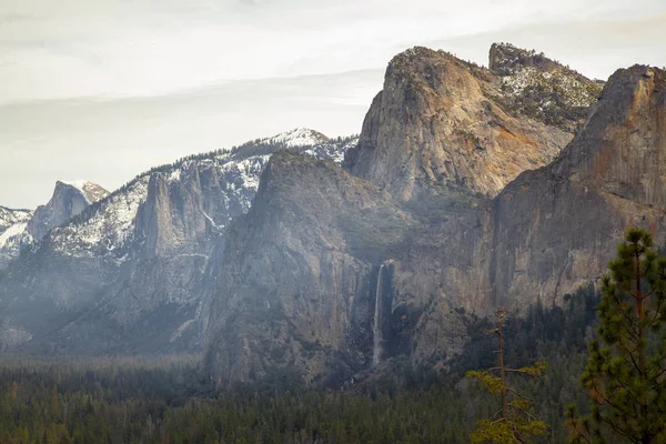 Veduta del Mountain Landmark sul punto di vista Parco Nazionale dello Yosemite a — Foto Stock