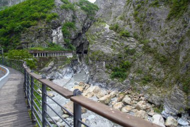Yürüyüş yolu ve Huali taroko Milli park manzara görünümü