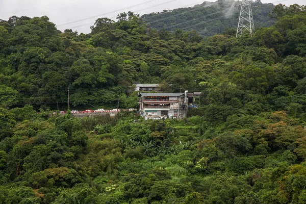 Vista de la ciudad de la naturaleza en Taiwán desde la montaña Maokong — Foto de Stock
