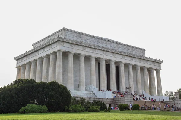 WASHINGTON DC,USA - JUNE 12, 2018: People visit In front of to T — Stock Photo, Image