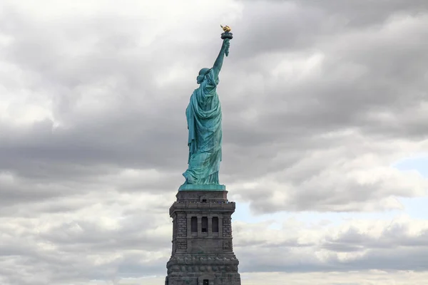 Vista Ao lado da Estátua da Liberdade em Nova York é sym americano — Fotografia de Stock