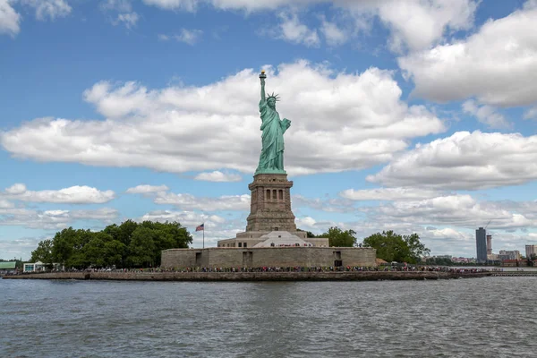 Нью-Йорк, США-15 июня 2018 года: Туристический визит перед статуей — стоковое фото