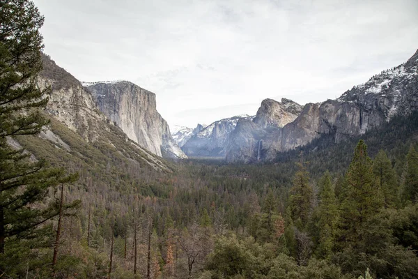 Veduta del Mountain Landmark sul punto di vista Parco Nazionale dello Yosemite a — Foto Stock