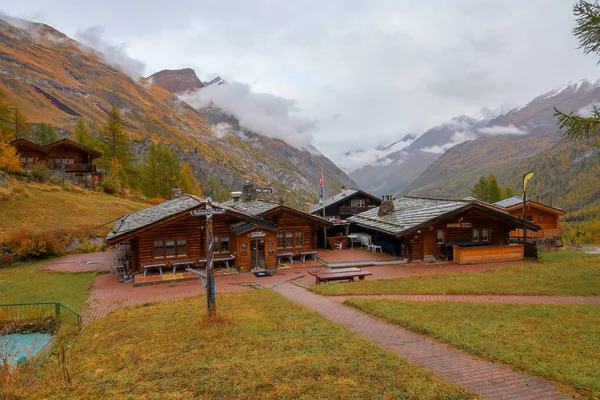 Zermatt, Suiza-21 de octubre de 2019: Vista del antiguo edificio o — Foto de Stock