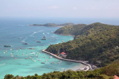 Koh Lan, Tayland-9 Şubat 2014: Turist ziyareti ve Koh Ian sahilindeki sürat teknesi durağı..