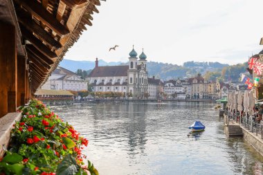 Lucerne, İsviçre-18 Ekim 2019: Chapel Köprüsü yakınlarındaki şehrin manzarası İsviçre 'nin Lucerne kentinde bir dönüm noktasıdır.