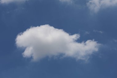 Tayland 'da yaz aylarında gökyüzünde mavi gökyüzü ve bulutlu