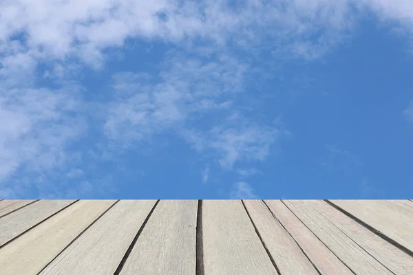 Widok Błękitne Niebo Zachmurzenie Prawdziwej Desce Drewnianej — Zdjęcie stockowe