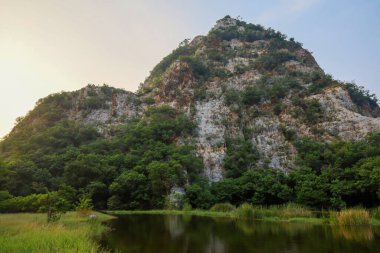 Dağın ve doğanın manzarası Tayland ve turuncu ışıkta park