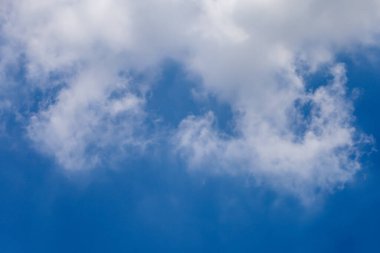 Tayland 'da yaz aylarında gökyüzünde mavi gökyüzü ve bulutlu