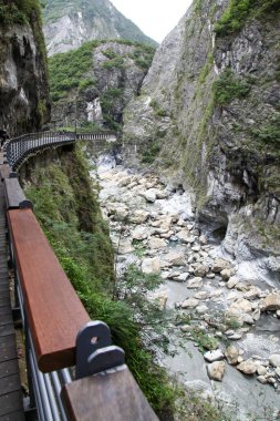 Hualien, Tayvan 'daki Taroko Ulusal Parkı' nın yürüyüş yolu ve manzarası.