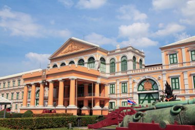 Bangkok, Tayland-29 Aralık 2018: Tayland 'da güzel bir gökyüzünde savunma bakanlığı.