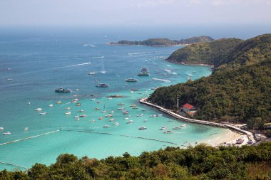 Koh Lan, Tayland-9 Şubat 2014: Turist ziyareti ve Koh Ian sahilindeki sürat teknesi durağı..