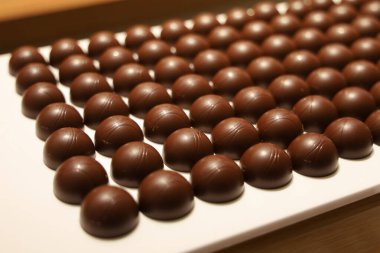 Beyaz tabak odaklı çikolata topunu kapat