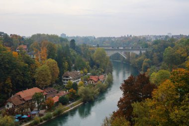 Bern, İsviçre-23 Ekim 2019: Nehir manzarası ve sonbahar mevsiminde eski köprü, Bern 'den güzel bir doğa.