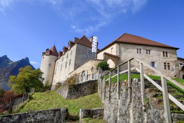 Fribourg, İsviçre-25 Ekim 2019: Gruyeres Şatosu, Fribourg, İsviçre 'deki en güzel manzaralı tepedir.
