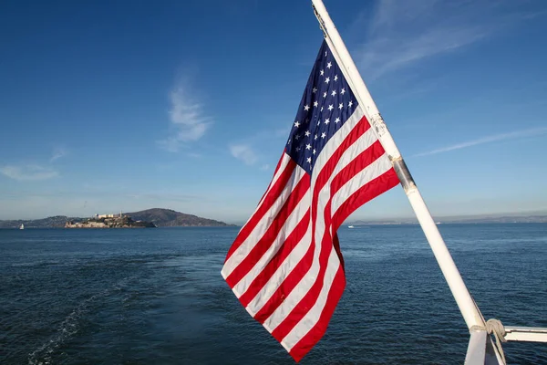 海の上のアメリカ国旗とアメリカ サンフランシスコのアルカトラズ島 — ストック写真