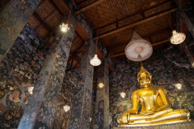 Bangkok, Tayland-4 Temmuz 2020: Bangkok 'taki Suthat tapınağındaki büyük altın Buda heykeli