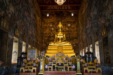 Bangkok, Tayland-4 Temmuz 2020: Bangkok 'taki Suthat tapınağındaki büyük altın Buda heykeli