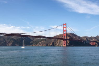 Golden Gate Köprüsü San Francisco, Kaliforniya, ABD 'de tarihi ve ünlü bir binadır.