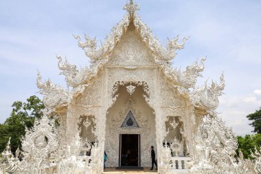Chiang Rai, Tayland-26 Temmuz 2020: Tayland 'da Wat Rong Khun' daki beyaz tapınak