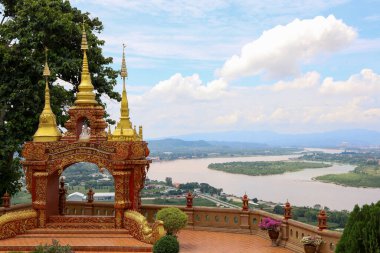 Chiang Rai, Tayland-28 Temmuz 2020: Wat Phra Dhat Pha-Ngao tapınağındaki tabela ve görüş açısı Tayland ve Laos 'ta güzel bir manzaraya sahiptir.