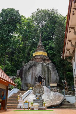 Chiang Rai, Tayland-28 Temmuz 2020: Wat Phra Dhat Pha-Ngao tapınağındaki taş chuch Chiang Rai tapınağındadır